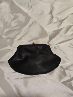 Classic Black Women's Kiss-Lock Coin Purse